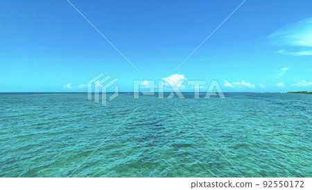 一望無際的大海 沖繩縣宮古島 從伊良部大橋眺望 一望無際的大海 沖繩縣宮古島 從伊良部大橋眺望 92550172