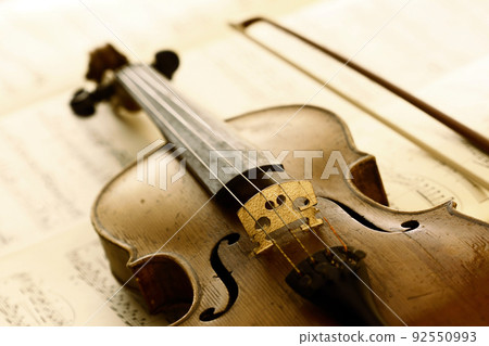antique violin with fiddlestick 92550993