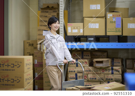 業務場景：在倉庫工作的女人 92551310