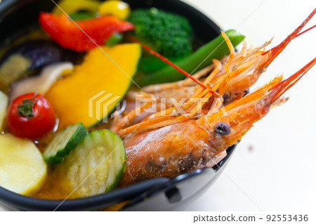 排骨和蝦成分大量的夏季蔬菜湯咖哩 92553436