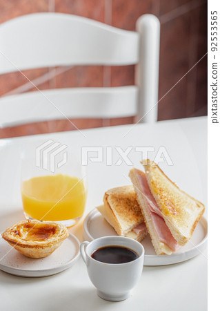 ypical Portuguese breakfas 92553565