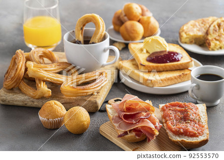 Traditional Spanish breakfast 92553570