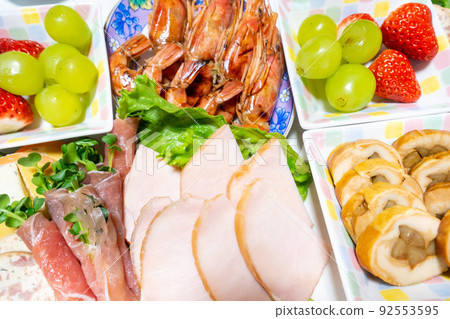 一張開胃菜的照片。聚會的形象。 92553595