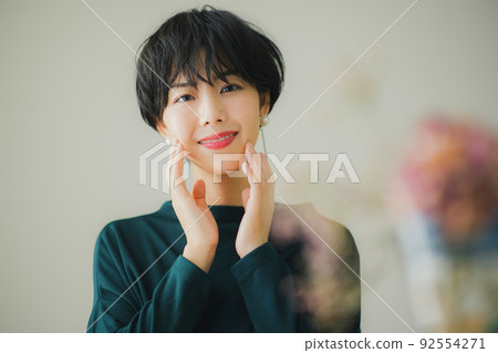 一個穿著深綠色針織衫的女人 一個穿著深綠色針織衫的女人 92554271