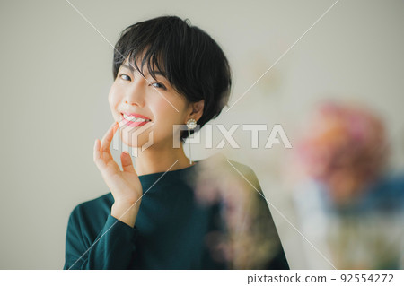 一個穿著深綠色針織衫的女人 一個穿著深綠色針織衫的女人 92554272