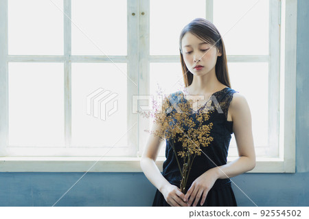 黑無袖的女人 92554502