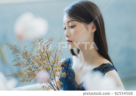 Black sleeveless woman 92554508