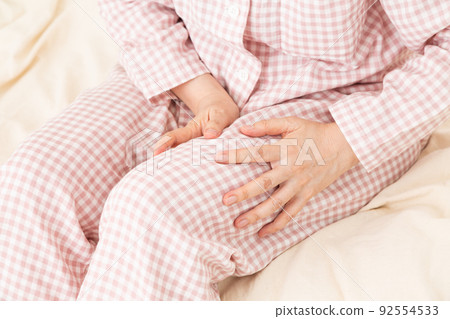 中間的女人穿著睡衣抱著她的腿 92554533