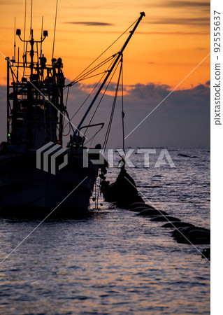 A fisherman in Ishinomaki City, Miyagi Prefecture, is landing oysters. 92555637