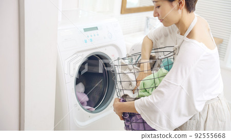 Woman doing the laundry 92555668
