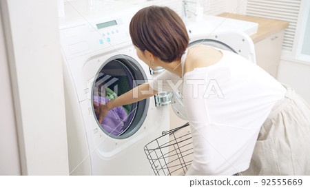 Woman doing the laundry 92555669