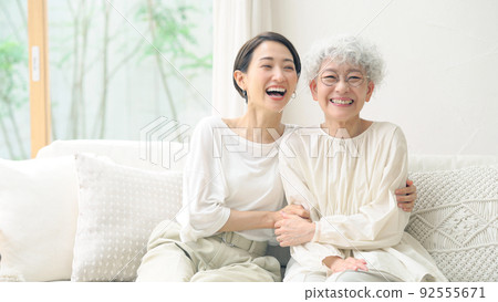 微笑的高級中年婦女,年長的母女 微笑的高級中年婦女,年長的母女 92555671