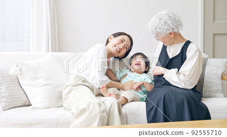 與男孩玩耍的家庭 3 代家庭 92555710