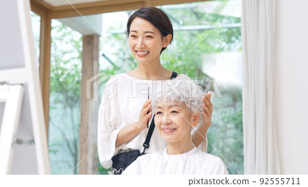 高級婦女和美容師參觀美容 92555711