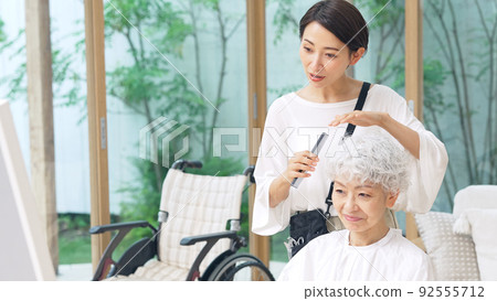 高級婦女和美容師參觀美容 92555712