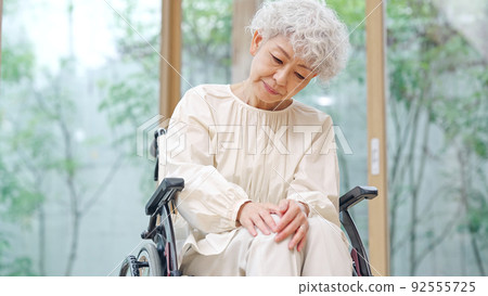 Senior woman with knee sore 92555725