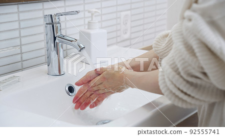 A woman washing her hands 92555741