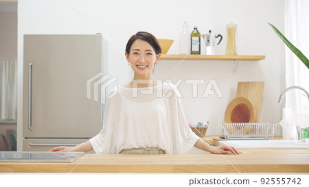 站立在廚房裡的中間婦女 92555742