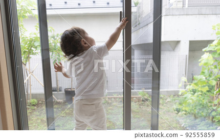嬰兒試圖移除窗玻璃新月 92555859