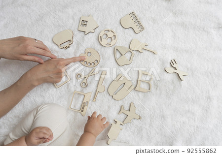 Image of a child selecting on his 1st birthday 92555862