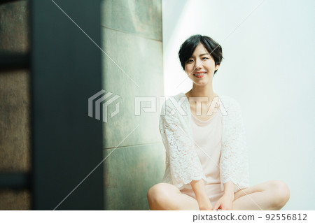 Woman with smiling shoot hair Woman with smiling shoot hair 92556812