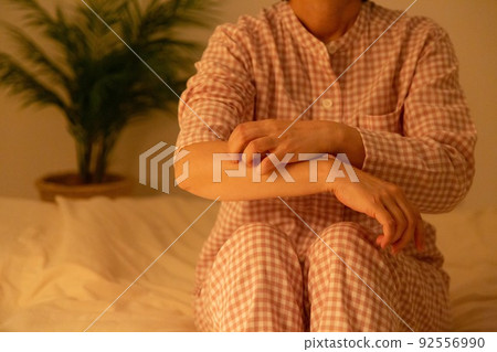穿著睡衣發癢的中年婦女 穿著睡衣發癢的中年婦女 92556990