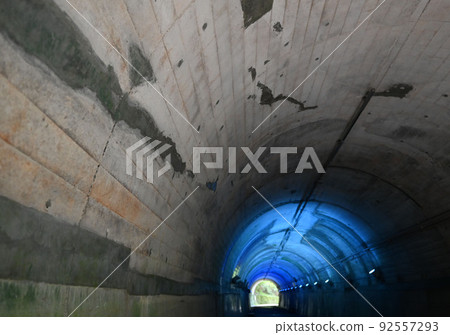 A tunnel 92557293