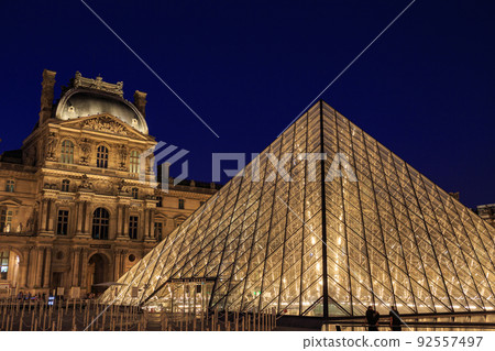 Night view of the Louvre Museum in Paris, France 92557497