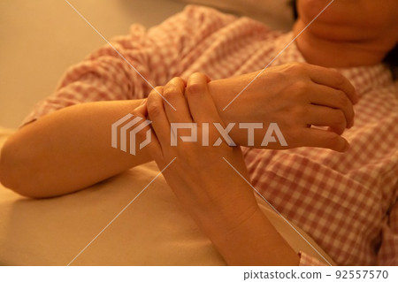 Middle woman suffering from itching in pajamas 92557570