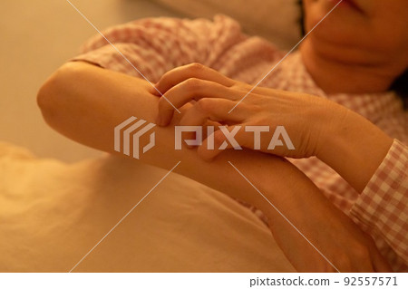 Middle woman suffering from itching in pajamas 92557571