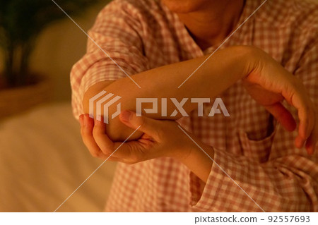 穿著睡衣的中年婦女手腕疼痛 穿著睡衣的中年婦女手腕疼痛 92557693