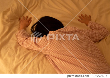 中年婦女穿著睡衣掉進蒲團 92557694