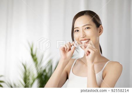 女人用兩隻手拿著喉舌 92558214