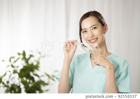 女人手裡拿著一個喉舌 92558337