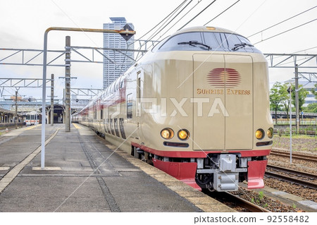 日出特快在熱田站停靠（因大雨停運） 92558482