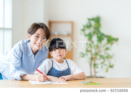 父母和孩子(母子)在客廳一起做作業 父母和孩子(母子)在客廳一起做作業 92558898