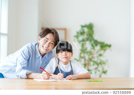 父母和孩子(母子)在客廳一起做作業 父母和孩子(母子)在客廳一起做作業 92558899