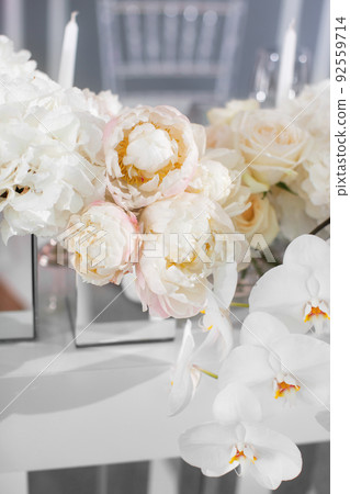 Bouquet of flowers in vase on the wedding table Bouquet of flowers in vase on the wedding table 92559714