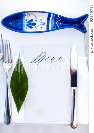 Wedding table setting with porcelain fish and green leaf 92559753