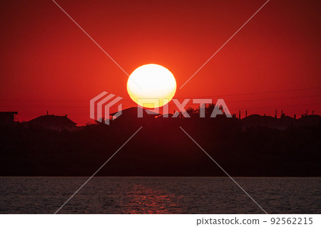 The sun goes down over a lake The sun goes down over a lake 92562215