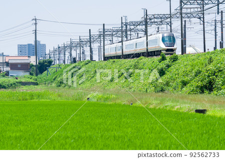 [Kintetsu Nagoya Line] Limited express train heading for Osaka 92562733