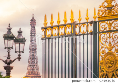 Eiffel tower framed by Place de la Concorde golden gates, Paris, France Eiffel tower framed by Place de la Concorde golden gates, Paris, France 92563010