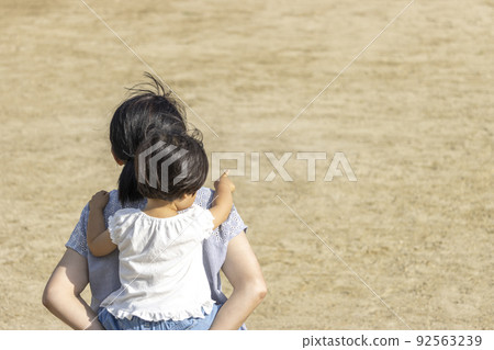 Grandma (60s, Japanese) carrying a baby (2 years and 0 months old, girl, Japanese) 92563239