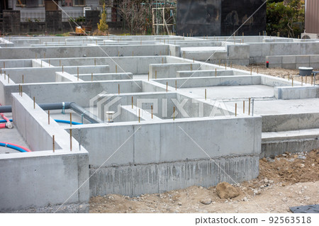 房屋地基的照片。正在建設中的待售房屋的照片。 房屋地基的照片。正在建設中的待售房屋的照片。 92563518