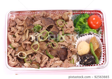 牛肉和舞茸在 Jibu-ni 午餐盒中煮沸，背景明亮 92563665