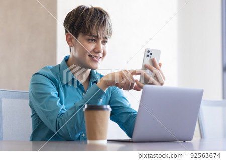 辦公桌工作個人電腦和智能手機 92563674