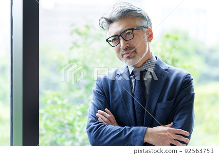 Middle businessman with glasses 92563751