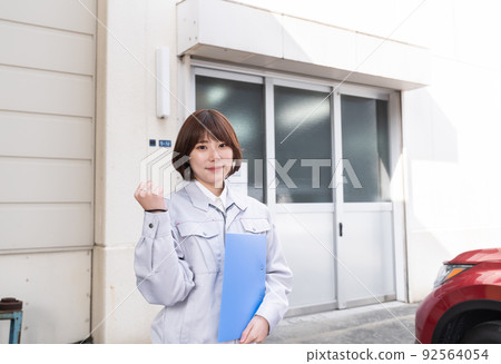 Female clerk in guts pose 92564054