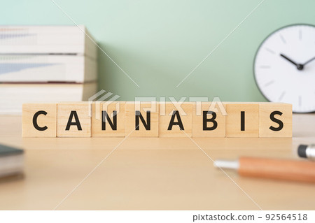 大麻/大麻的圖像 | 桌子上標有“大麻”字樣 92564518