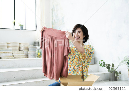 Online shopping women's clothes cardboard 92565111